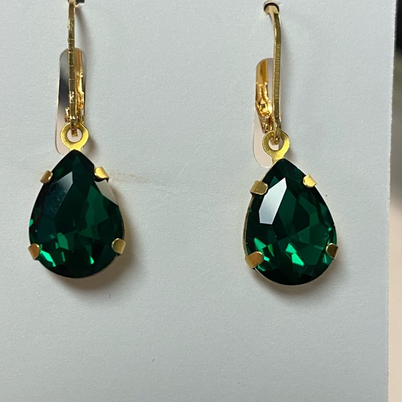 Gorgeous holiday green dark earrings - Picture 3 of 5